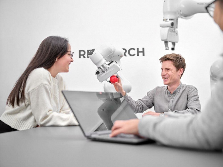 Google DeepMind представила модель для роботов Gemini Robotics On-Device, которая работает без интернета и в реальном времени